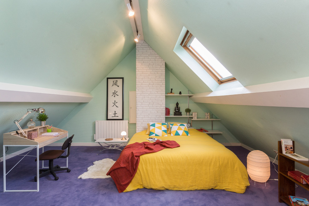 Ejemplo de dormitorio bohemio con paredes verdes, moqueta y suelo violeta