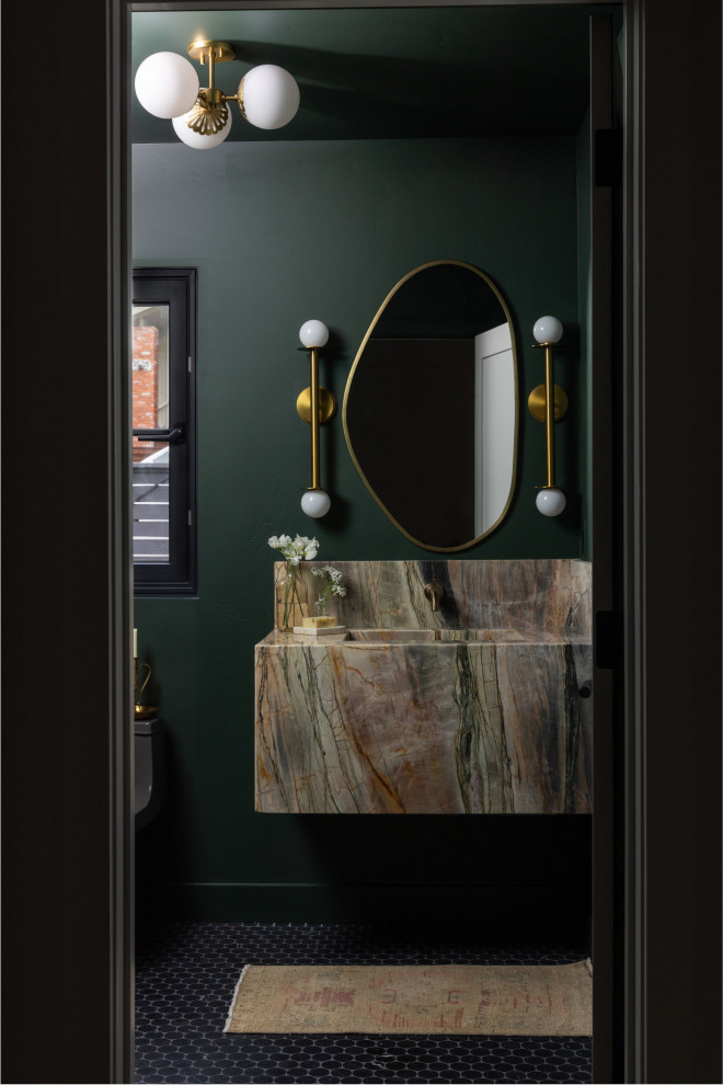 Immagine di un piccolo bagno di servizio moderno con WC monopezzo, pareti verdi, pavimento con piastrelle a mosaico, lavabo integrato, top in marmo, pavimento nero e mobile bagno sospeso