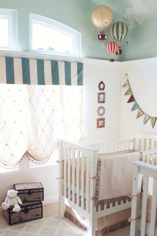 Cette image montre une chambre de bébé style shabby chic.