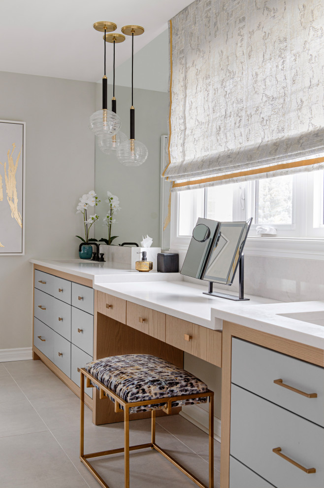 Пример оригинального дизайна: большая главная ванная комната в стиле неоклассика (современная классика) с плоскими фасадами, серыми фасадами, угловым душем, унитазом-моноблоком, белой плиткой, керамогранитной плиткой, серыми стенами, полом из керамогранита, врезной раковиной, столешницей из искусственного кварца, серым полом, душем с распашными дверями, белой столешницей, сиденьем для душа, тумбой под две раковины и встроенной тумбой