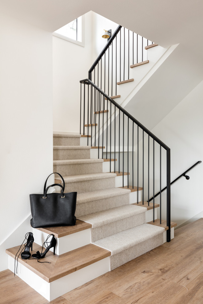 Idées déco pour un escalier contemporain en L de taille moyenne avec des marches en bois.