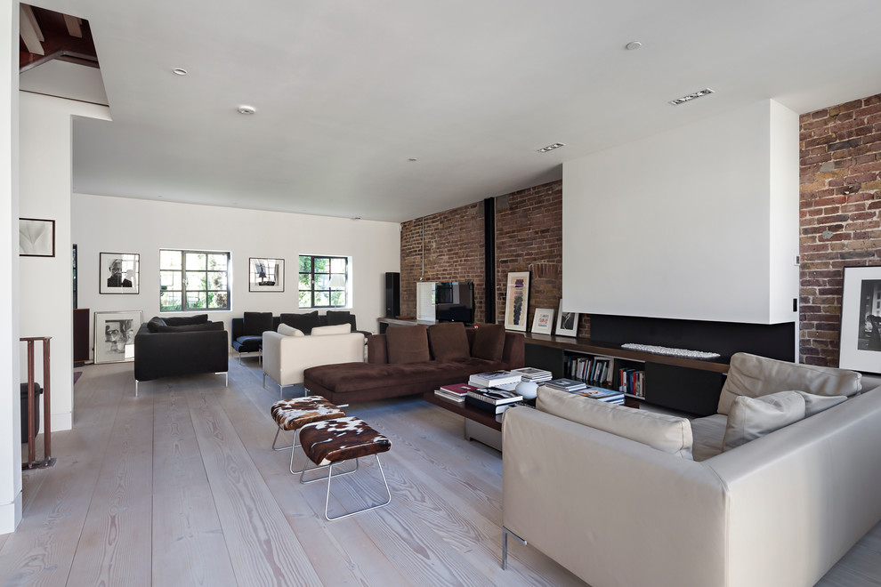 This is an example of an expansive industrial living room in London.