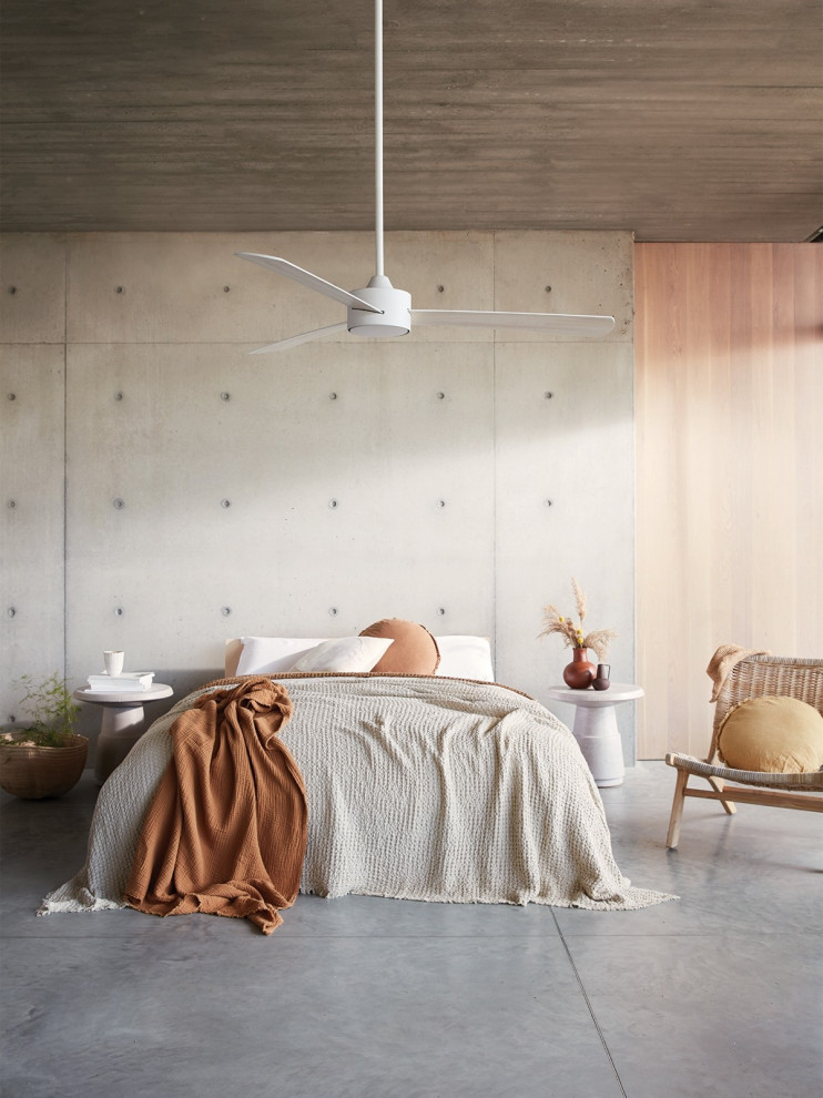 マヨルカ島にある広い北欧スタイルのおしゃれなロフト寝室 (グレーの壁、セラミックタイルの床、グレーの床、グレーの天井、グレーとクリーム色) のインテリア