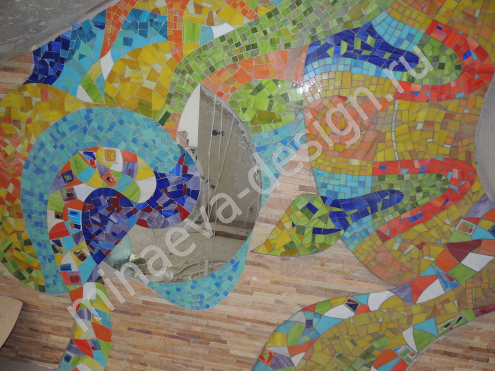 Ручная мозаика в стиле Гауди (25 кв.м), лестничный пролет