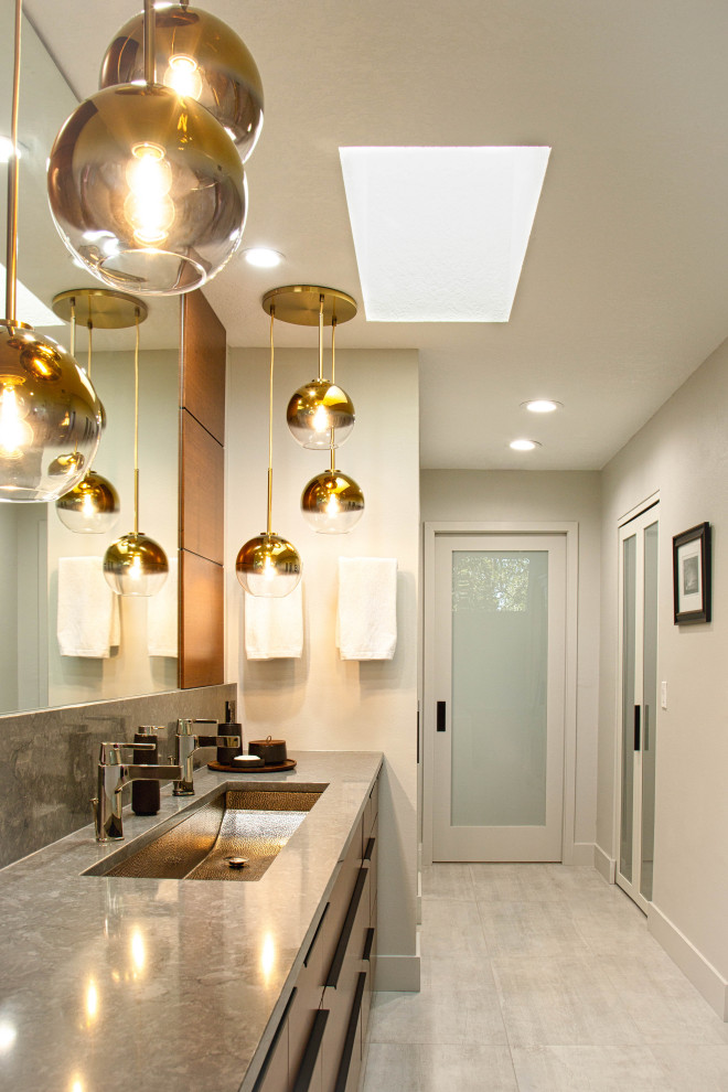Exempel på ett mycket stort modernt grå grått en-suite badrum, med släta luckor, skåp i mellenmörkt trä, porslinskakel, grå väggar, klinkergolv i porslin, ett undermonterad handfat, bänkskiva i kvarts, vitt golv och med dusch som är öppen