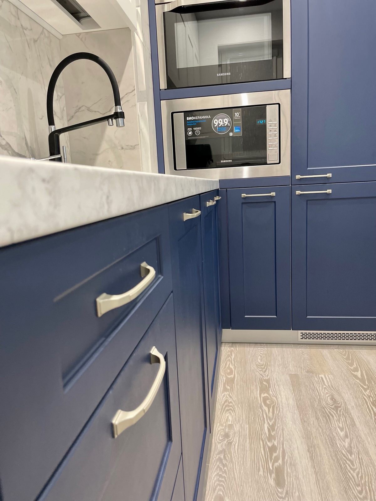 Кухня с выступом