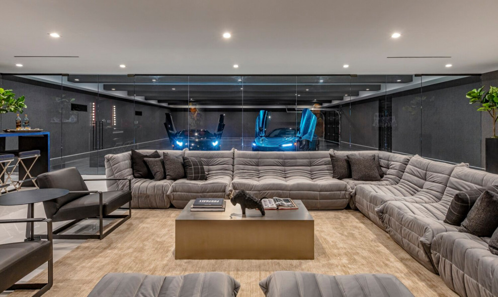 На фото: огромная открытая комната для игр в стиле модернизм с серыми стенами и многоуровневым потолком без камина с