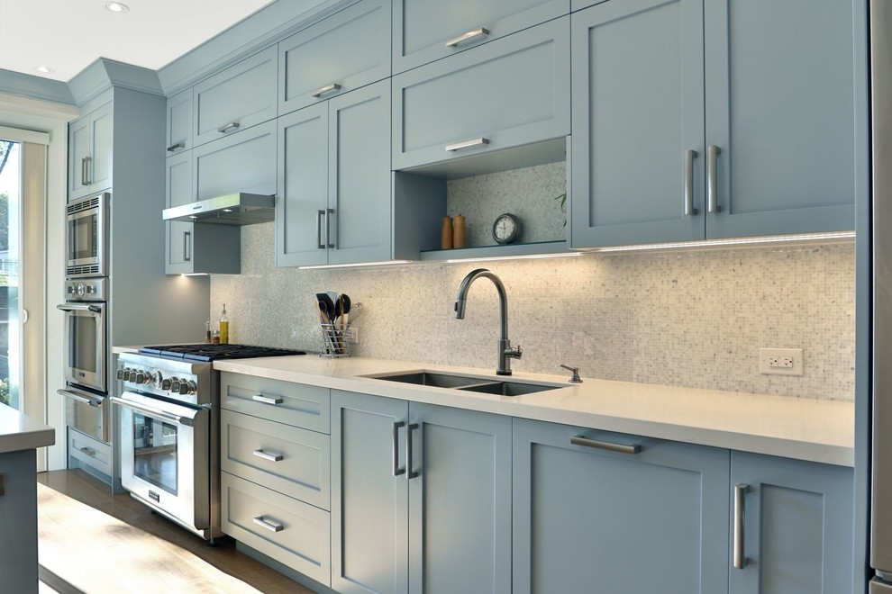 Example of a transitional kitchen design in Toronto