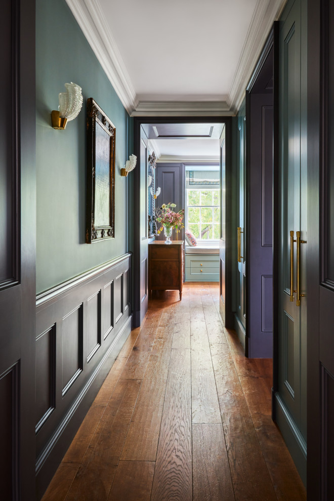 Esempio di un piccolo ingresso o corridoio chic con pareti verdi, pavimento in legno massello medio, pavimento marrone, soffitto a cassettoni e boiserie