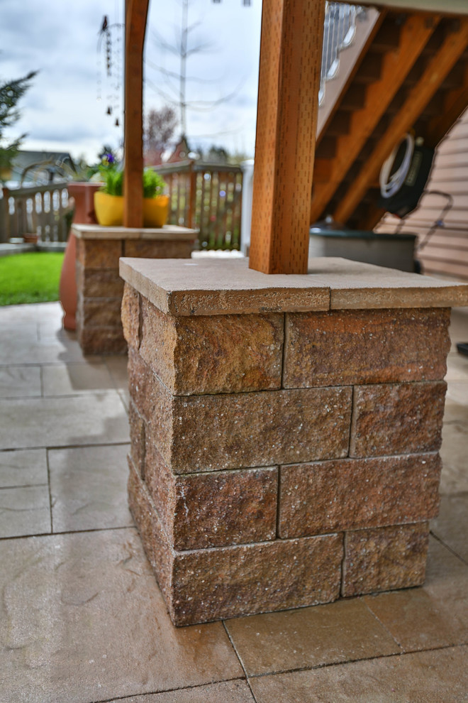 Example of a mountain style deck design in Seattle