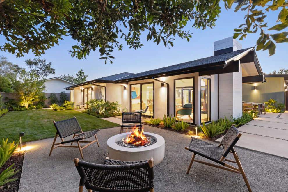 Patio - mid-century modern patio idea in Orange County