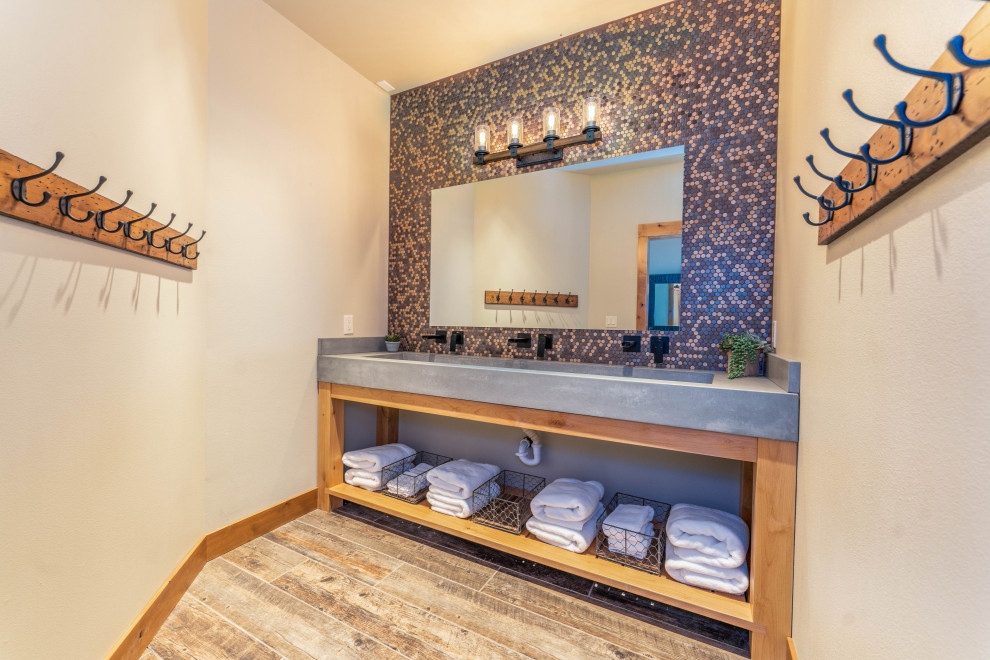 Example of a mountain style home design design in Seattle