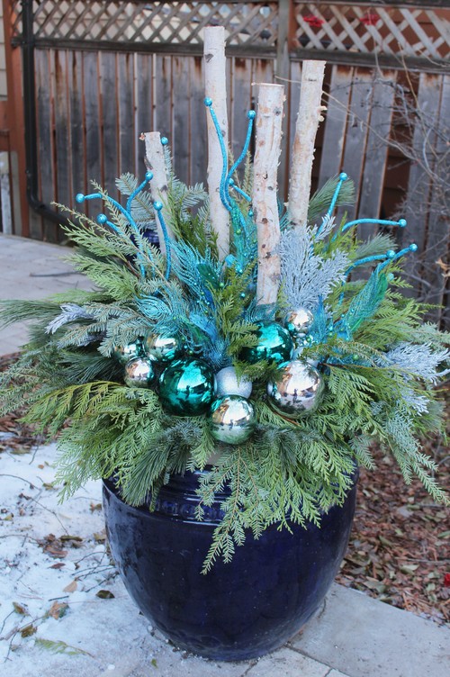 14 Holiday Planter Ideas That Will Give Guests a Warm Welcome