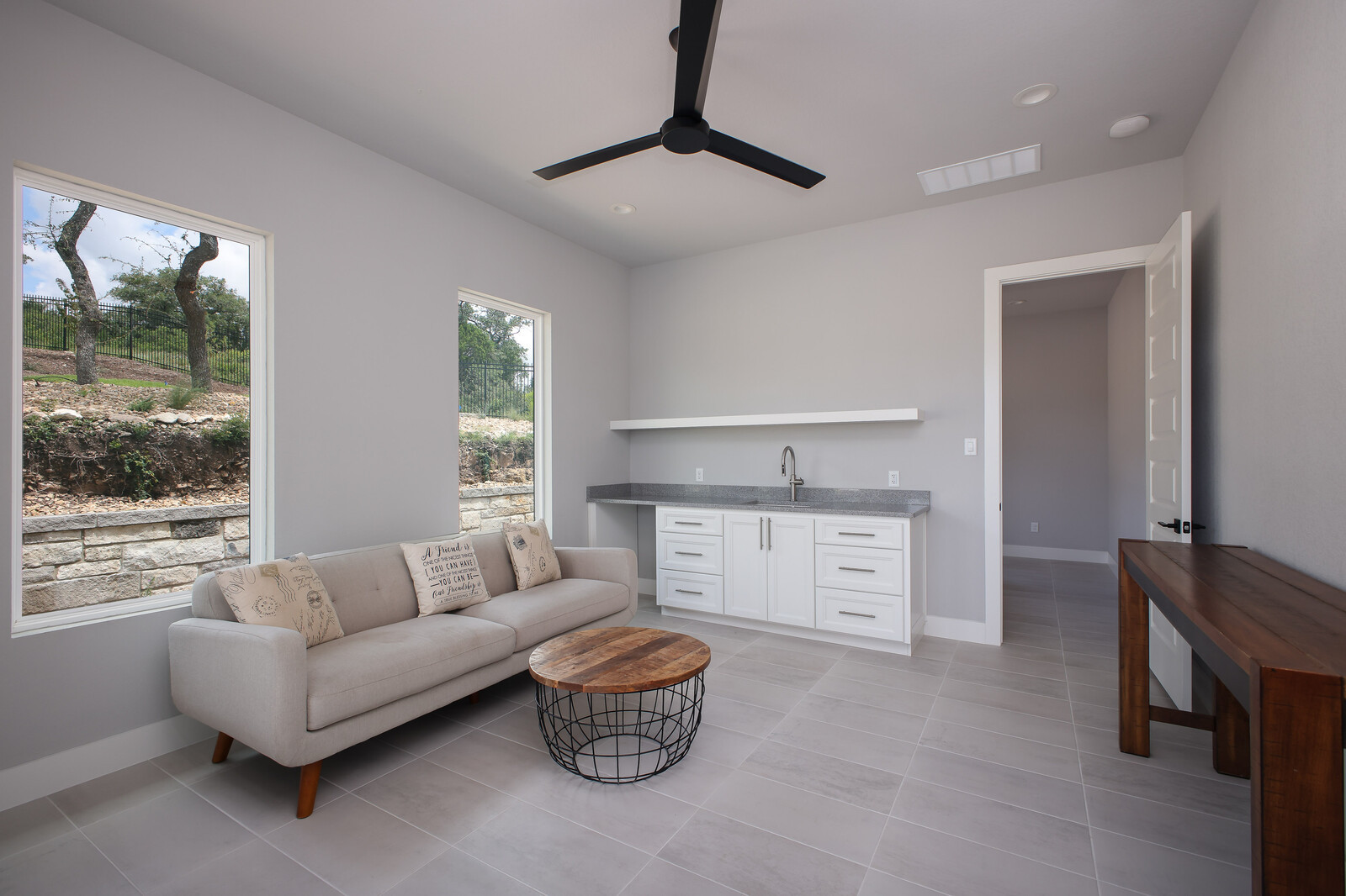 Modern: 4,950 ft², 4 BR/4 BA/2 ST home