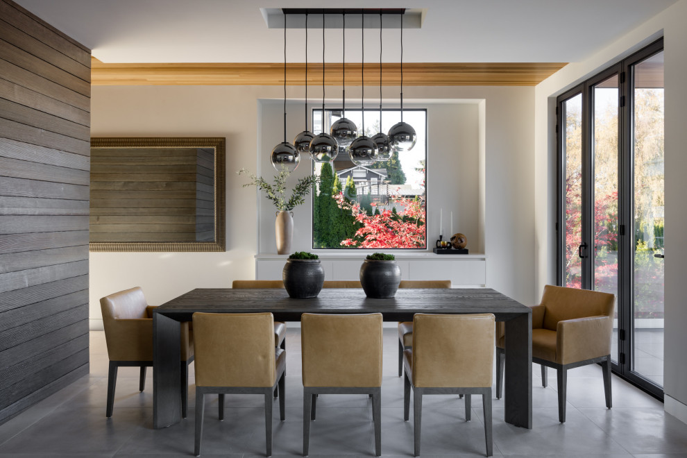 Mittelgroßes Modernes Esszimmer mit Porzellan-Bodenfliesen, grauem Boden, Holzdecke, Holzwänden und beiger Wandfarbe in Seattle