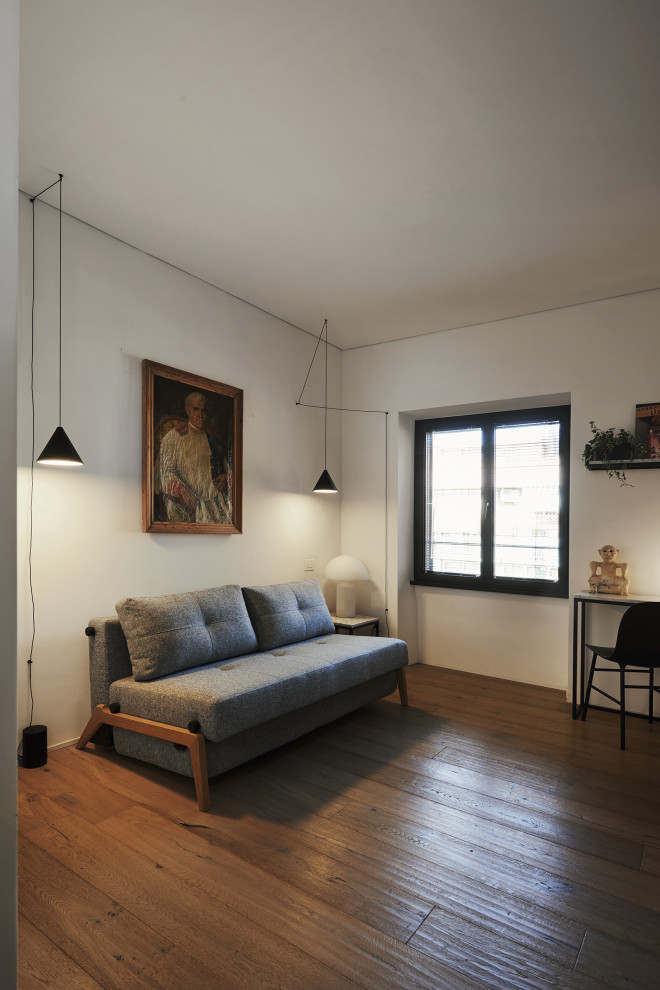 Esempio di una camera da letto contemporanea con parquet chiaro e soffitto a cassettoni