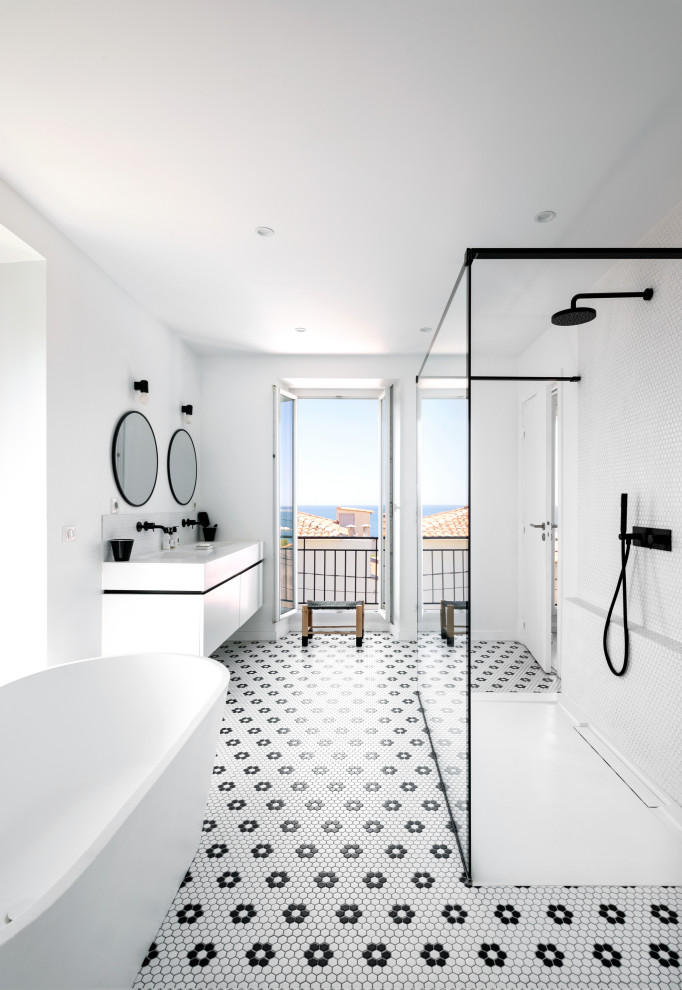 This is an example of a mediterranean bathroom in Marseille.