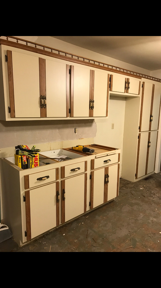 Mid-sized elegant kitchen photo in Milwaukee with quartzite countertops, gray backsplash and glass tile backsplash