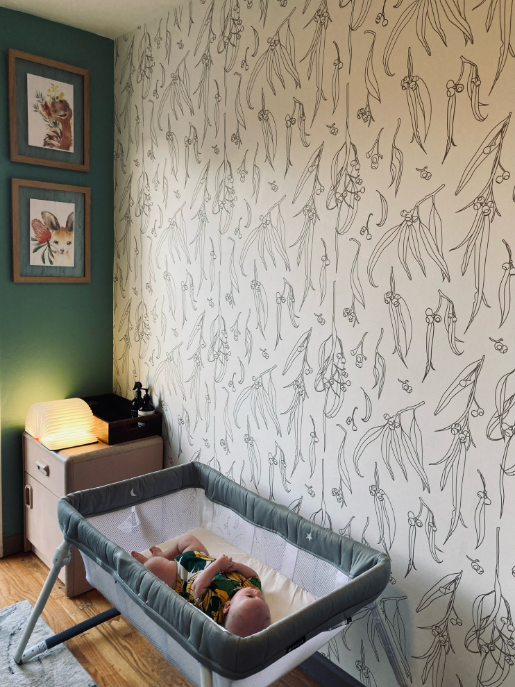 На фото: большая комната для малыша в современном стиле с белыми стенами, паркетным полом среднего тона и обоями на стенах для мальчика