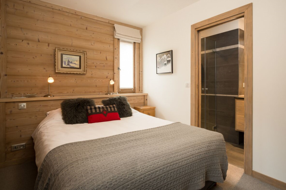 Rustic bedroom in Grenoble.