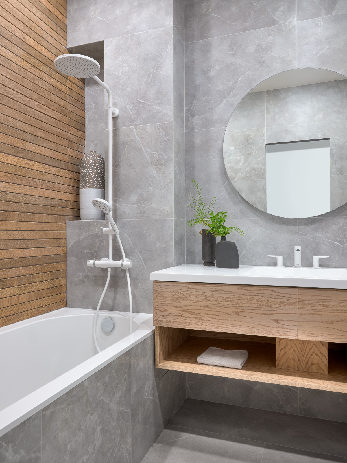 Монохром с деревянными акцентами.Дизайн Анастасия Волчкова.Публикация Elle Decor