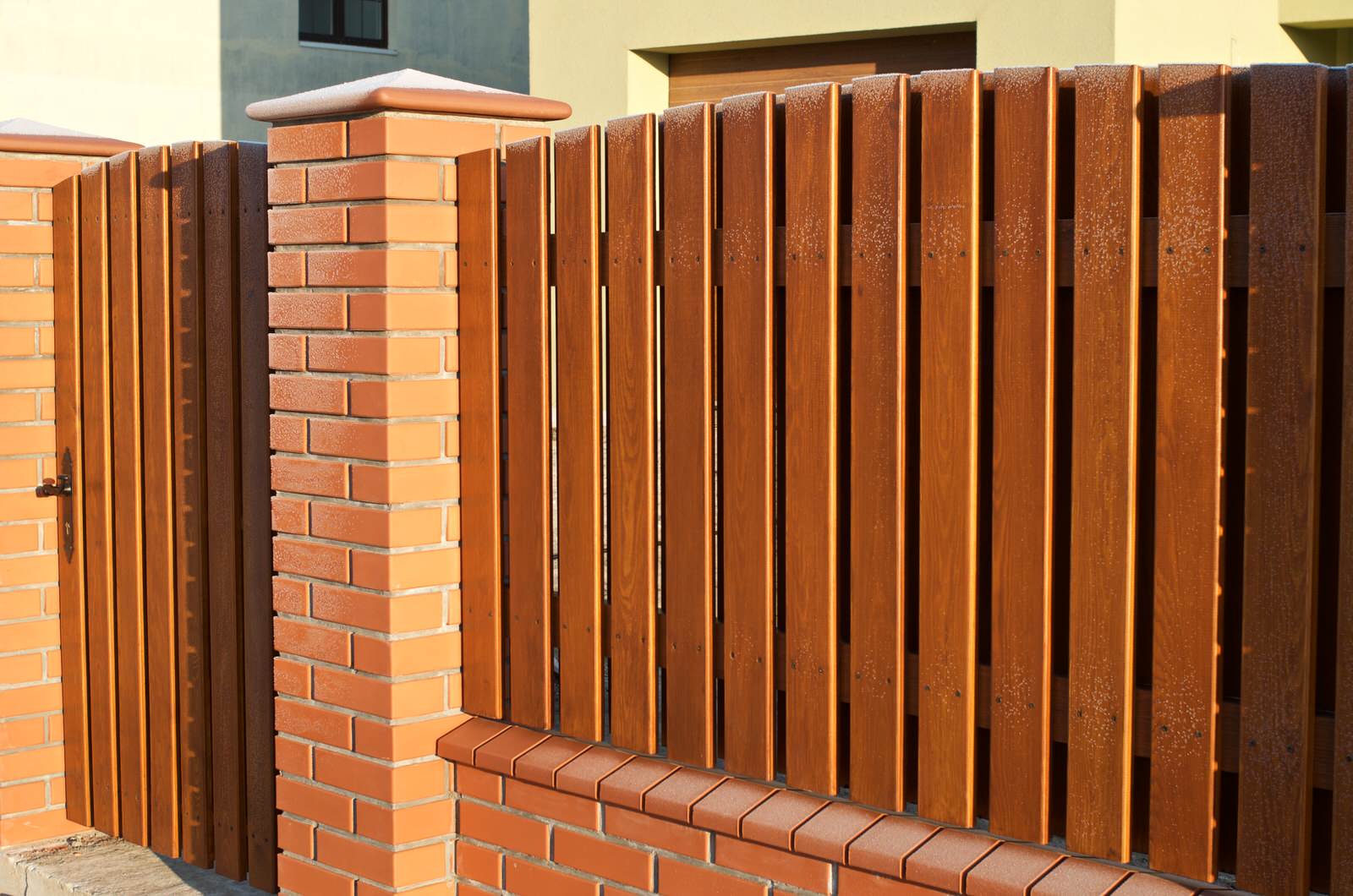 Установка деревянного забора с калиткой и автоматических откатных ворот