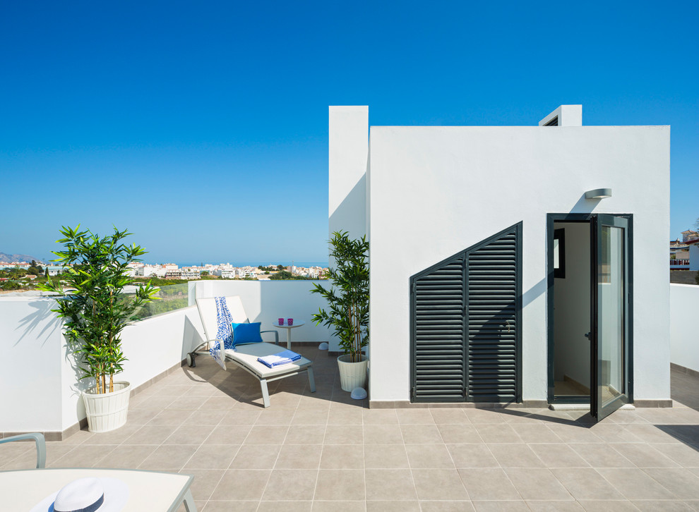 Design ideas for a mid-sized beach style rooftop and rooftop deck in Malaga.
