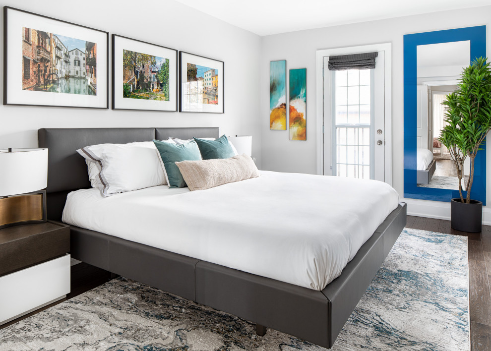Immagine di una camera da letto minimalista di medie dimensioni con pareti bianche, parquet scuro e pavimento marrone