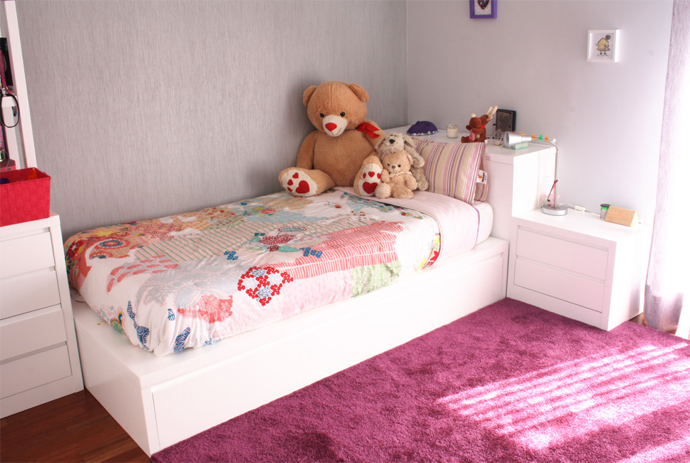 Design ideas for a mid-sized modern kids' room for girls in Madrid with grey walls, dark hardwood floors and red floor.
