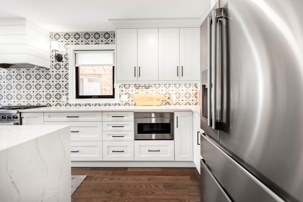 Kitchen - transitional kitchen idea in Toronto