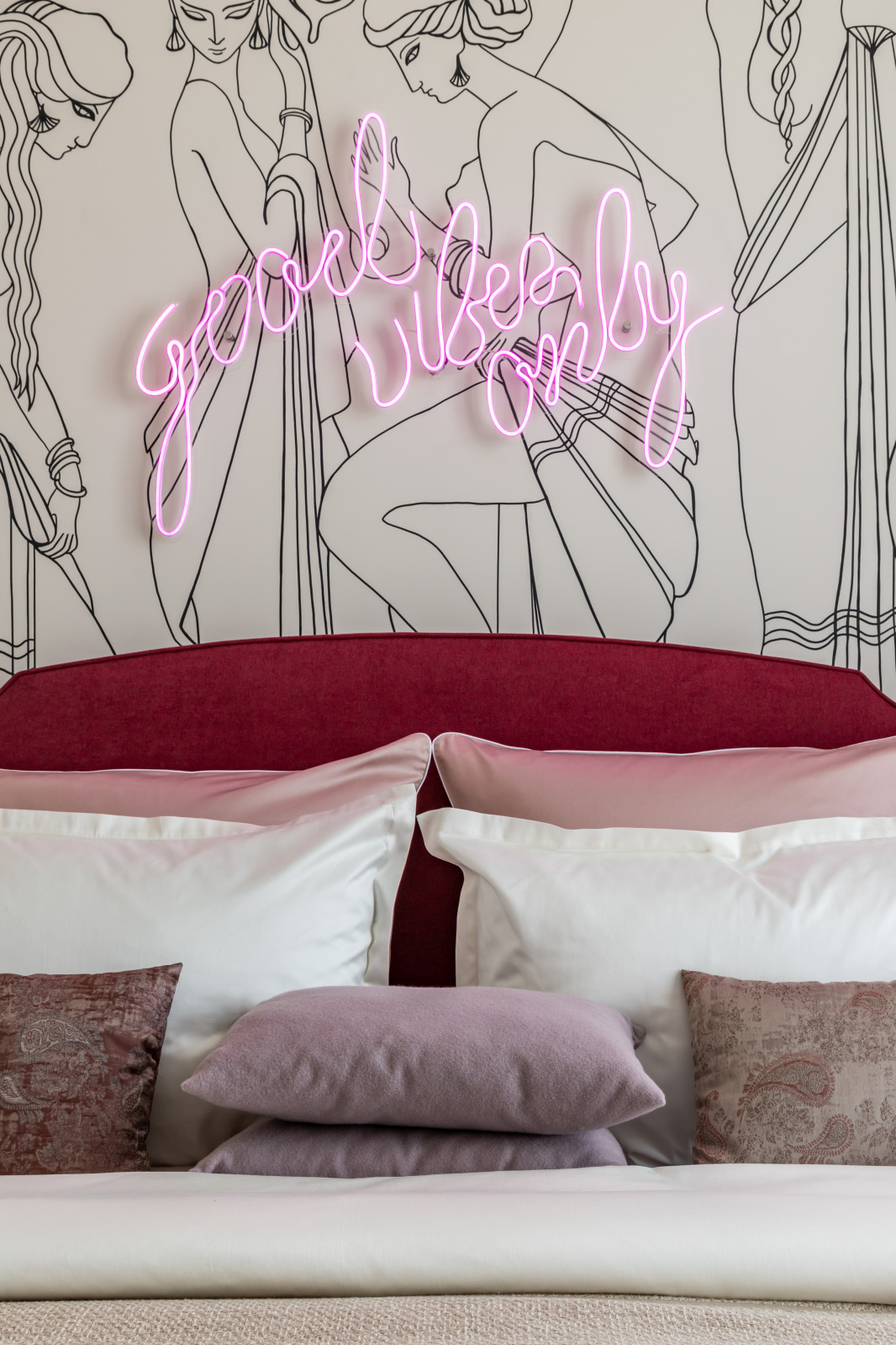 Цвет, неон и греческие богини - современная квартира 35 м² для блогера в Москве