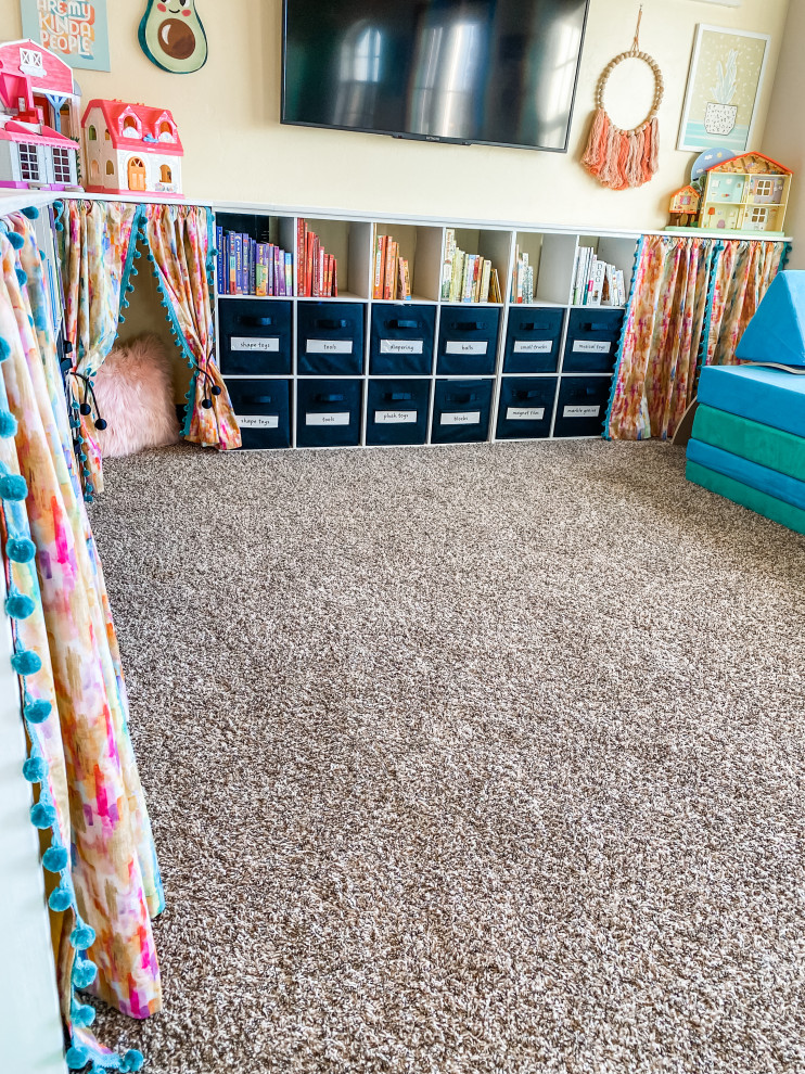 Exemple d'une très grande chambre d'enfant éclectique avec un mur multicolore, moquette et un sol multicolore.