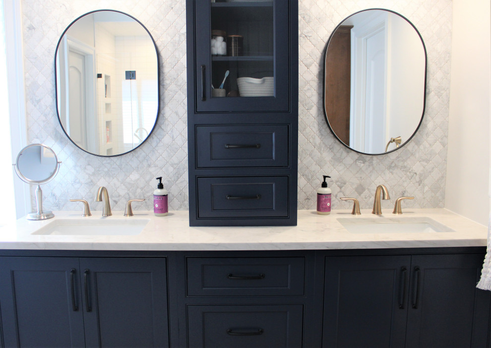 Immagine di una stanza da bagno padronale tradizionale di medie dimensioni con ante blu, vasca freestanding, piastrelle in ceramica, top in granito, due lavabi e mobile bagno incassato