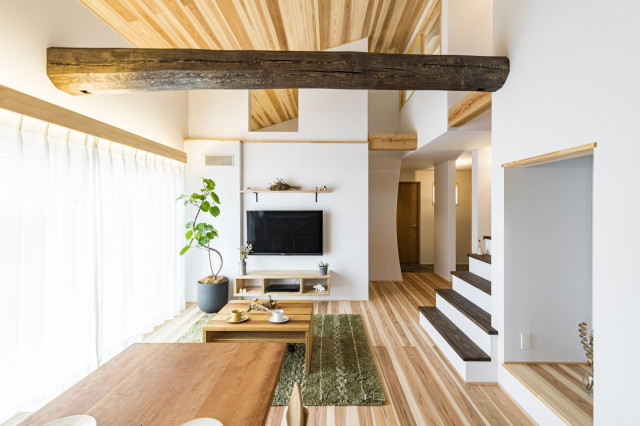 家族がつながるあたたかみのある家 moderne-salon
