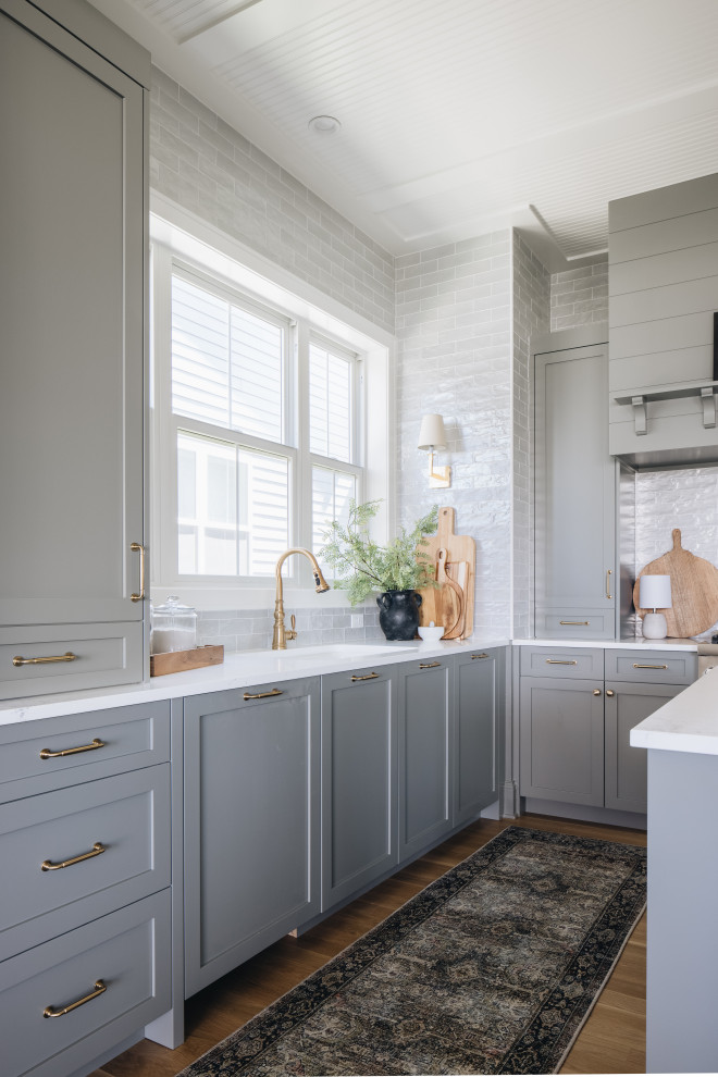 Transitional home design photo in Chicago