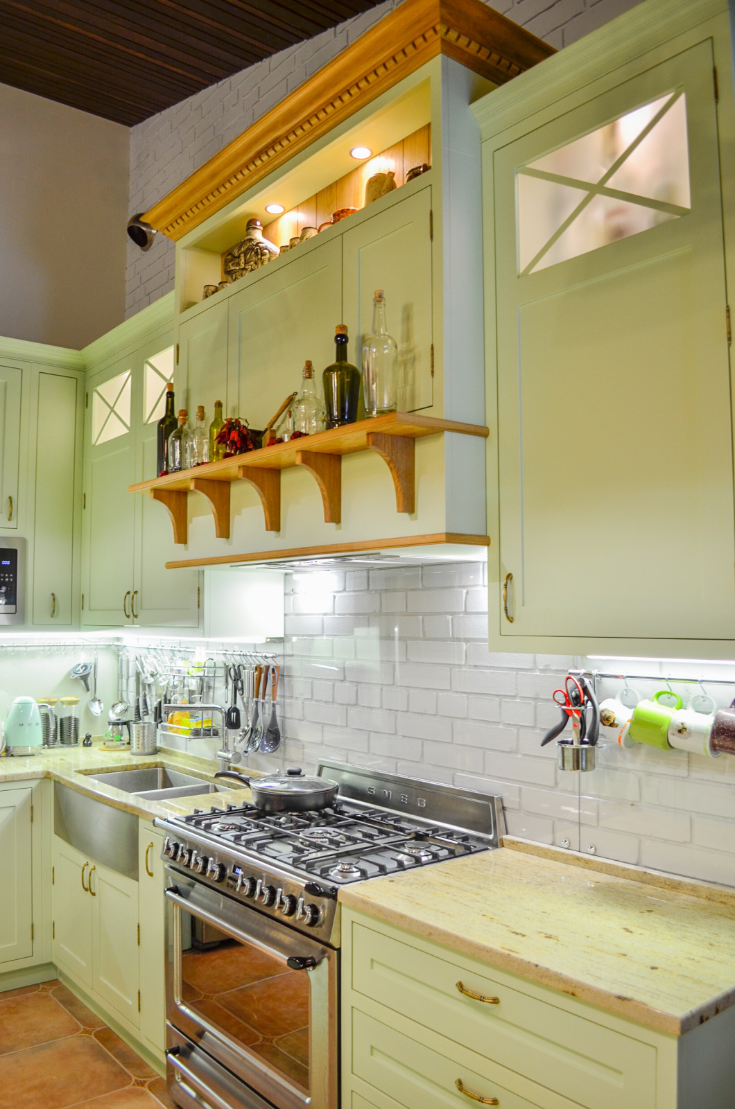 Нежно-зеленая кухня в американском стиле с островом