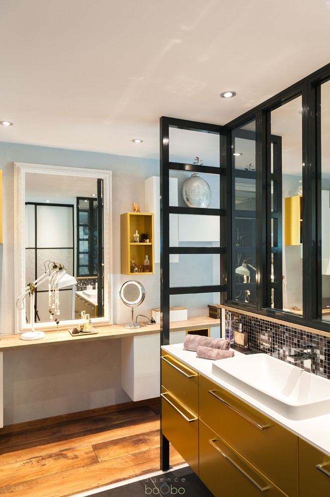 Salle de bain?[Cette photo montre salle de bain With un placard à porte plane, des portes de placard jaunes, une douche à l'italienne, un carrelage noir, un carrelage en pâte de verre, un mur gris, un sol en carrelage de céramique, un lavabo encastré, un plan de toilette en surface solide, un plan de toilette blanc, un sol marron, meuble simple vasque and meuble-lavabo suspendu.]:[Cette photo montre salles de bain With un placard à porte plane, des portes de placard jaunes, une douche à l'italienne, un carrelage noir, un carrelage en pâte de verre, un mur gris, un sol en carrelage de céramique, un lavabo encastré, un plan de toilette en surface solide, un plan de toilette blanc, un sol marron, meuble simple vasque and meuble-lavabo suspendu.]