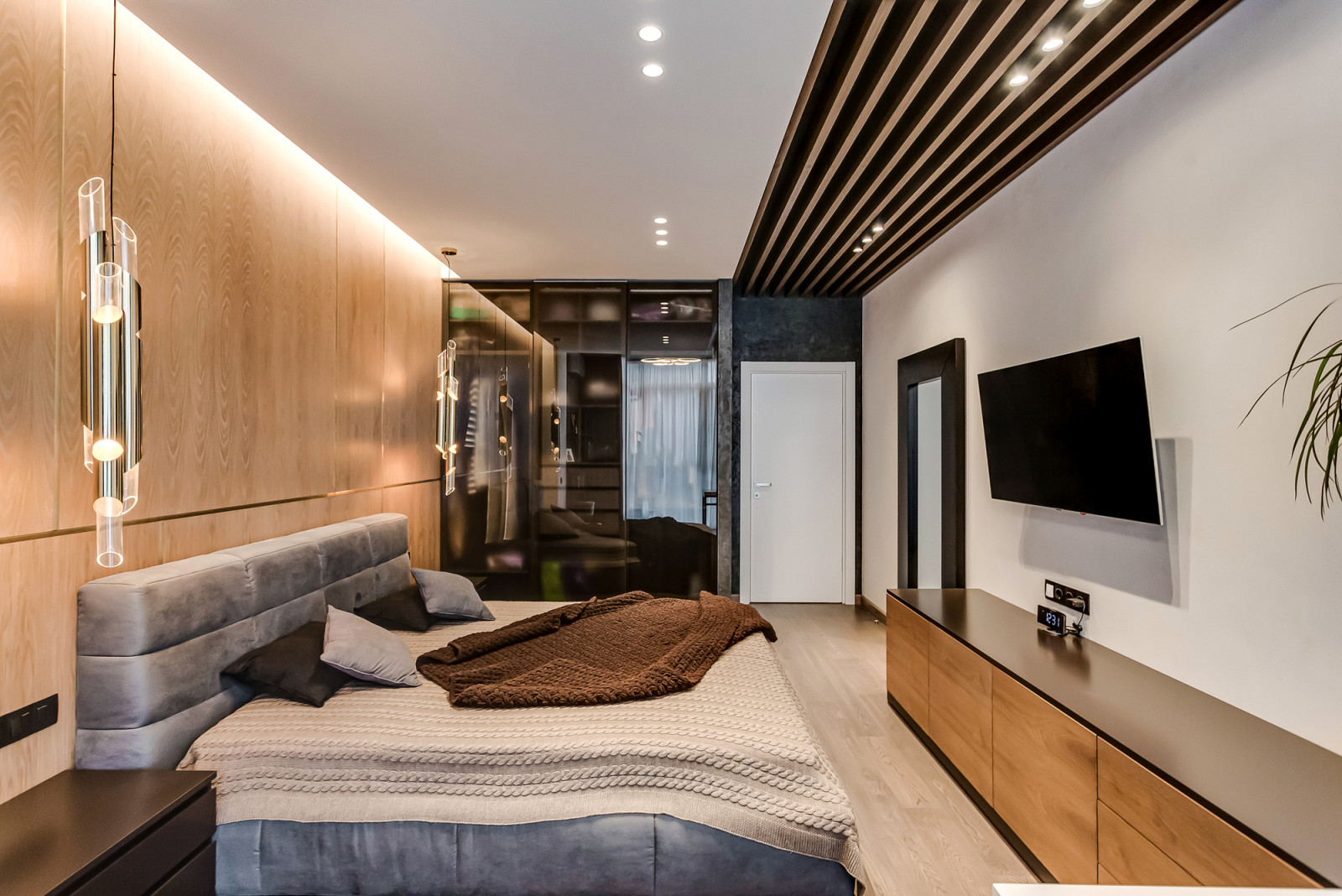 Фото реализации проекта "Квартира в доме с часами"