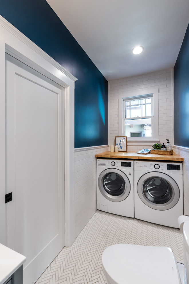 Свежая идея для дизайна: маленькая ванная комната со стиральной машиной в современном стиле с раздельным унитазом, синими стенами, мраморным полом и белым полом для на участке и в саду - отличное фото интерьера