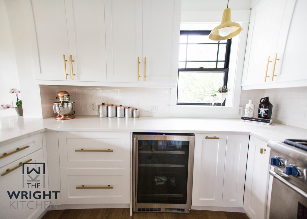 Kitchen - transitional kitchen idea in Toronto