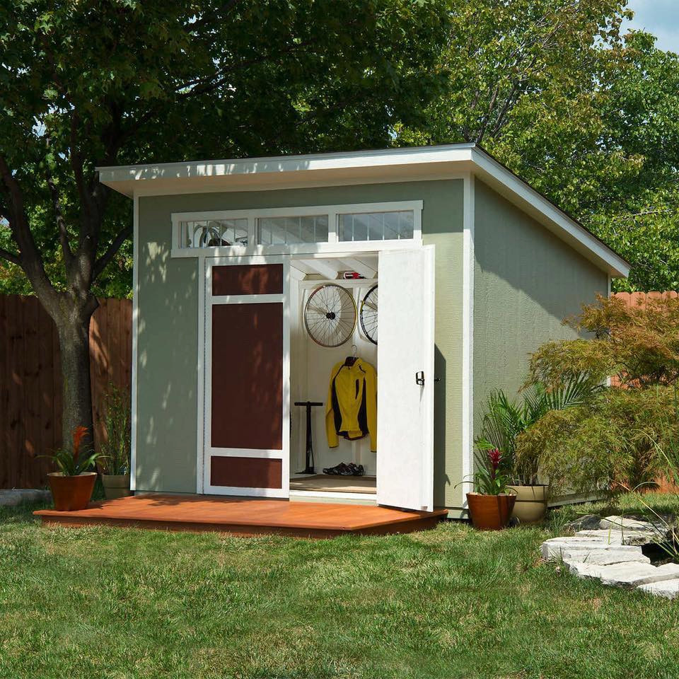Идея дизайна: маленький двор на заднем дворе в стиле модернизм с настилом для на участке и в саду