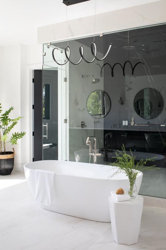 Стильный дизайн: огромная главная ванная комната в современном стиле с фасадами с утопленной филенкой, черными фасадами, отдельно стоящей ванной, двойным душем, белой плиткой, мраморной плиткой, белыми стенами, мраморным полом, врезной раковиной, столешницей из искусственного кварца, бежевым полом, душем с распашными дверями, белой столешницей, тумбой под две раковины и подвесной тумбой - последний тренд