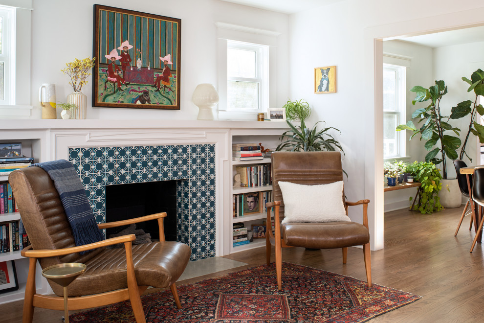 Mittelgroße, Fernseherlose, Offene Urige Bibliothek mit weißer Wandfarbe, braunem Holzboden, Kamin, gefliester Kaminumrandung und braunem Boden in San Francisco