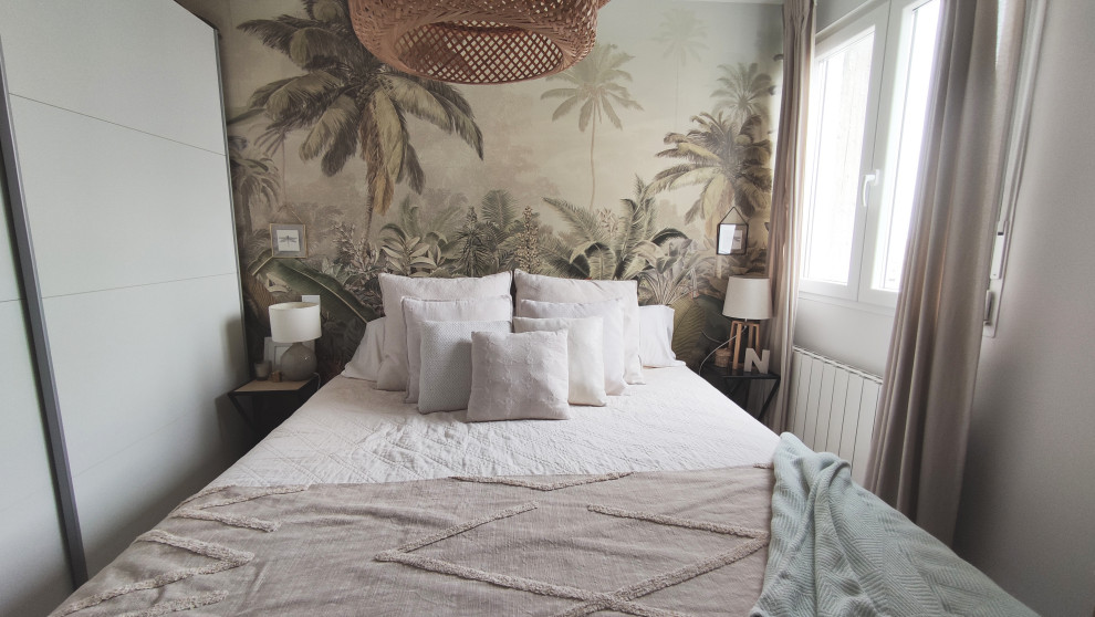 На фото: хозяйская спальня среднего размера в средиземноморском стиле с серыми стенами, светлым паркетным полом, бежевым полом и обоями на стенах