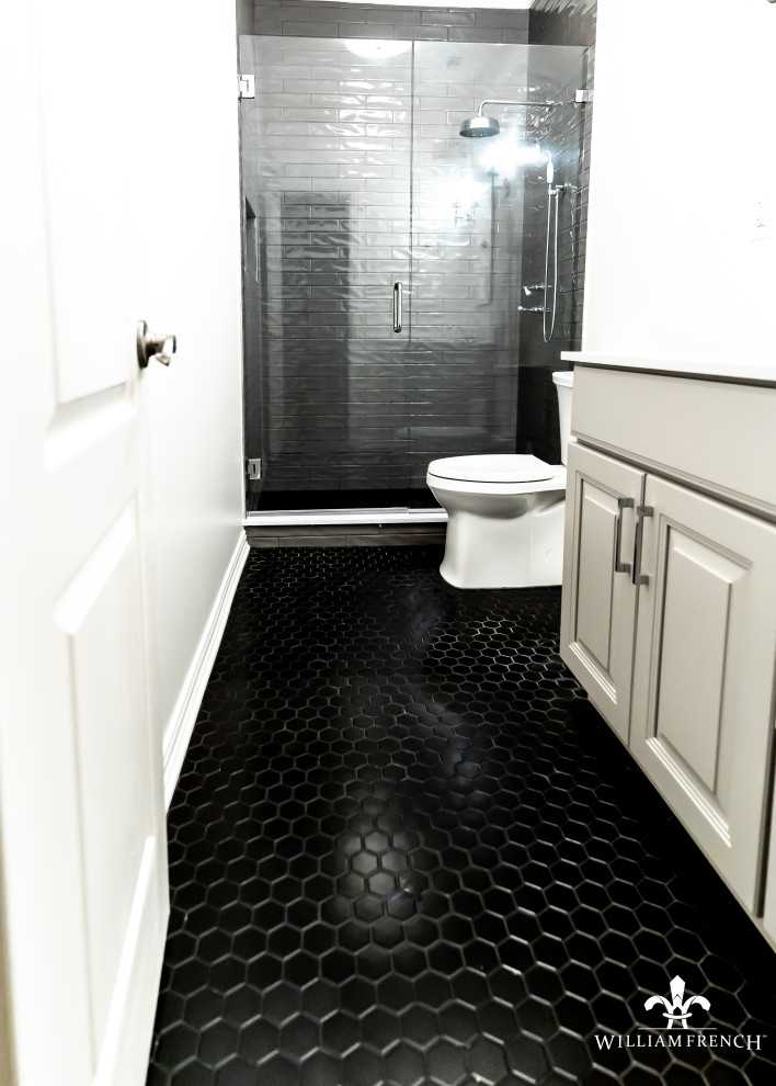 Inspiration pour une petite douche en alcôve minimaliste avec un placard avec porte à panneau surélevé, des portes de placard grises, WC séparés, un carrelage noir, des carreaux de porcelaine, un mur blanc, un sol en carrelage de porcelaine, un lavabo encastré, un plan de toilette en quartz modifié, un sol noir, une cabine de douche à porte battante, un plan de toilette blanc, meuble simple vasque et meuble-lavabo encastré.