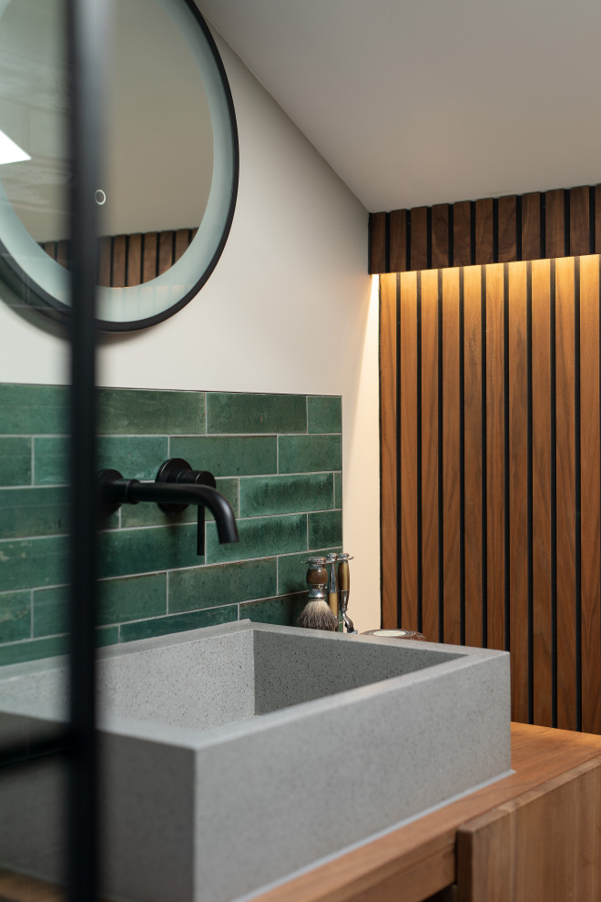 На фото: маленькая главная ванная комната в современном стиле с открытыми фасадами, коричневыми фасадами, угловым душем, унитазом-моноблоком, зеленой плиткой, керамогранитной плиткой, серыми стенами, полом из керамической плитки, консольной раковиной, столешницей из дерева, серым полом, душем с распашными дверями, коричневой столешницей, акцентной стеной, тумбой под одну раковину, подвесной тумбой и деревянными стенами для на участке и в саду