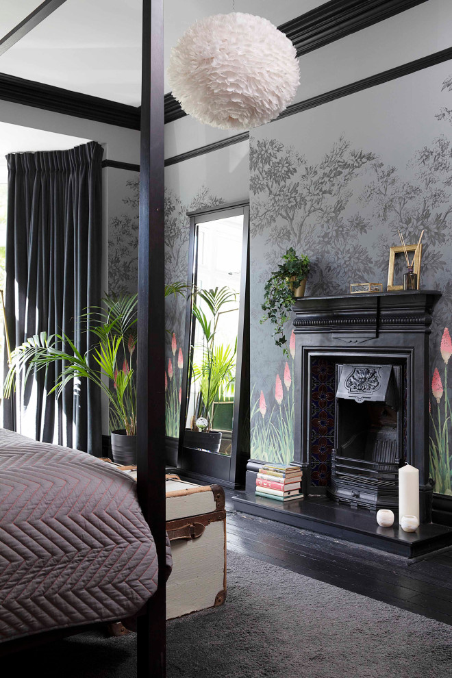 Идея дизайна: большая гостевая спальня (комната для гостей) в стиле фьюжн с серыми стенами, деревянным полом, стандартным камином, фасадом камина из металла, черным полом и обоями на стенах
