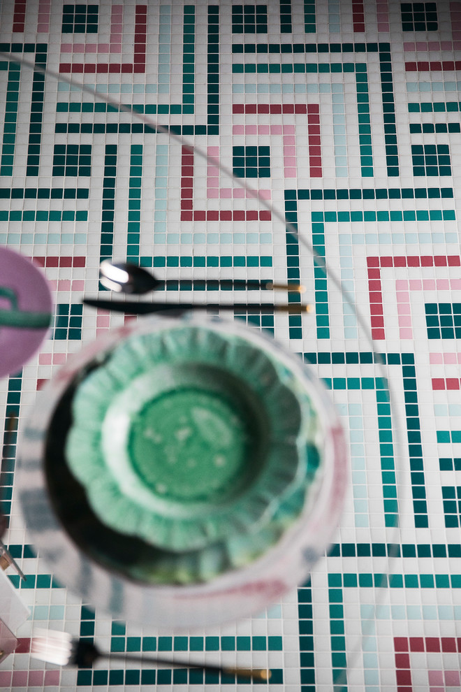 Modelo de comedor de cocina bohemio extra grande con paredes rosas y suelo multicolor