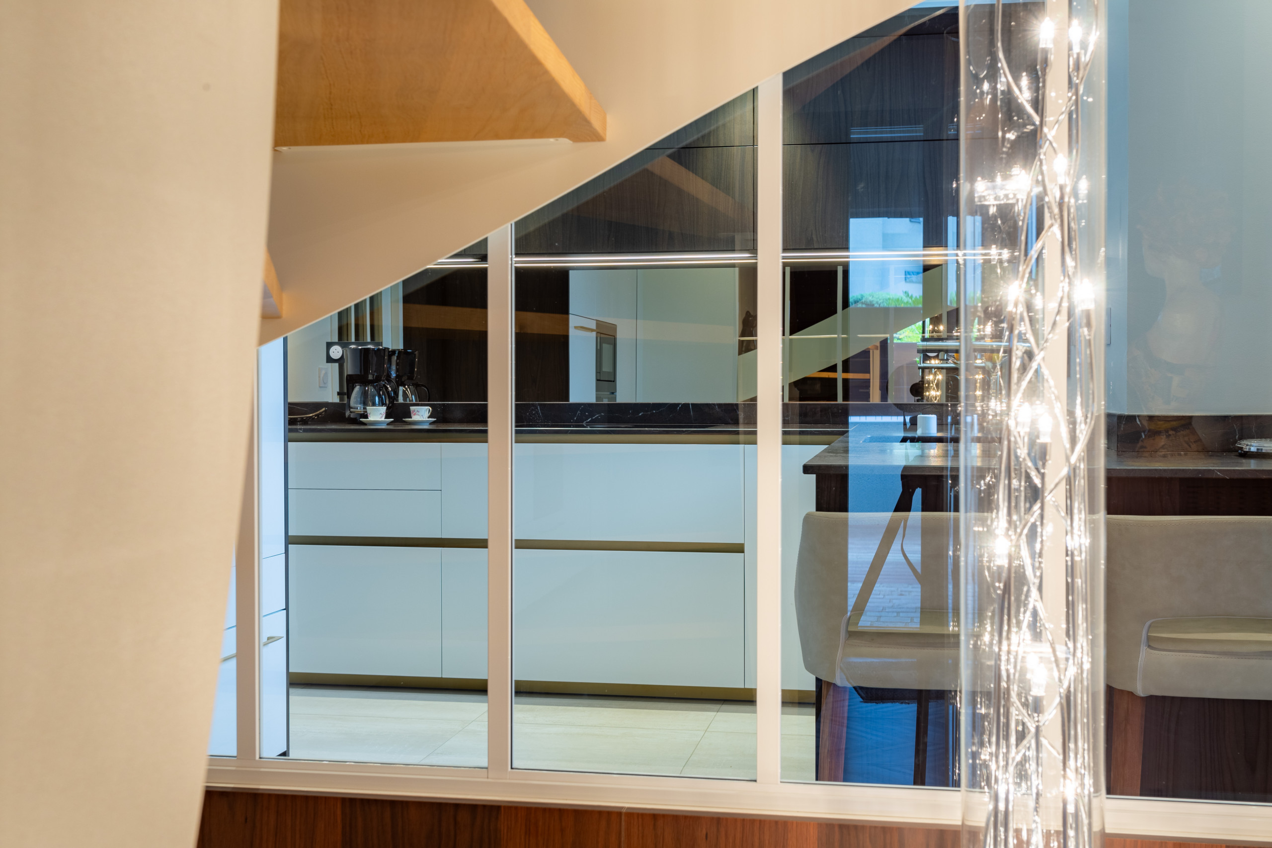 Création d'une cuisine chic dans une maison contemporaine aux finitions soignées