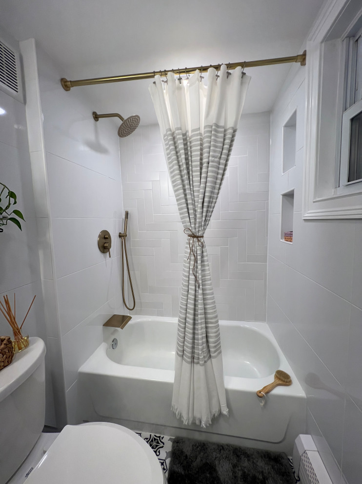 Babylon, NY - Shared Bathroom